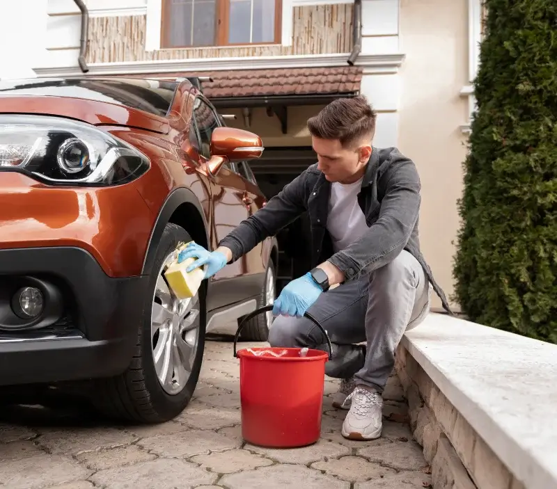 Lavage auto à domicile Warloy-Baillon : professionnel intervenant sur un véhicule